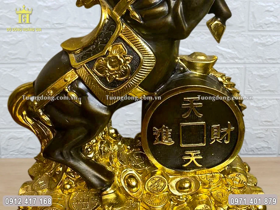 Họa tiết hoa văn được thếp điểm vàng 9999 sang trọng